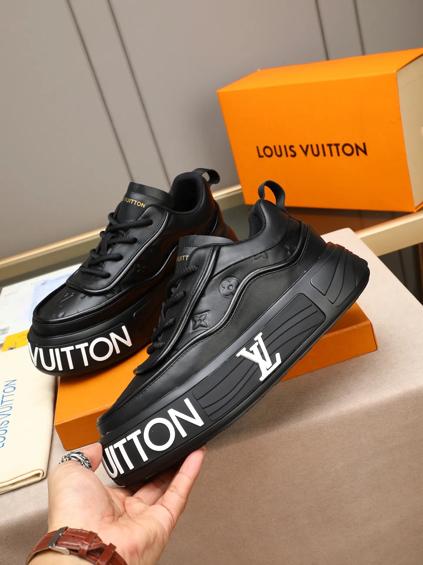 Men's men's shoes 💰560 LV are fashionable and fashionable, and the uppers are made of imported cowhide embossing! Super trendy design! It’s eye-catching! The leather is soft, delicate, shiny and translucent, showing the ultimate in pure handcraftsmanship, and the mesh is soft, comfortable and breathable! Size: 39-44 (38 45 customized)